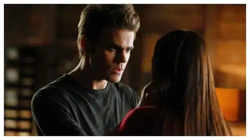重温吸血鬼日记,还是喜欢斯特凡和埃琳娜在一起
