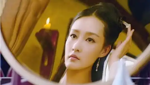 古装女星对镜梳妆,李沁毫无感情,蒋欣华妃仿佛要去打人