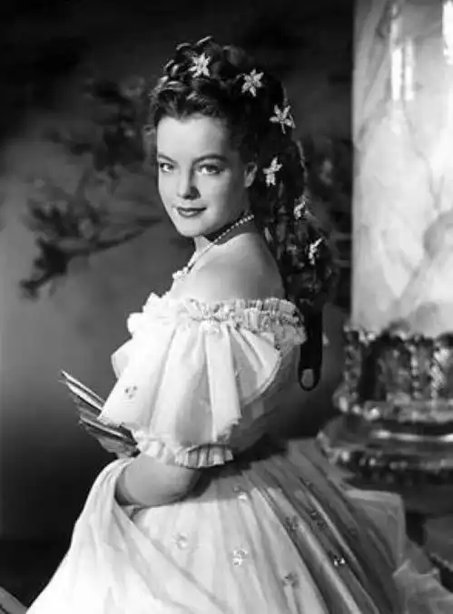 当所有人都只能穿小黑裙的时候,这个小心机能让你艳压全场