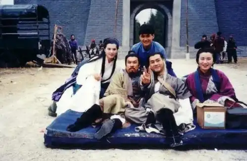 95版神雕侠侣幕后照杨过卖萌可爱,小龙女张嘴哈哈笑,大雕露真容