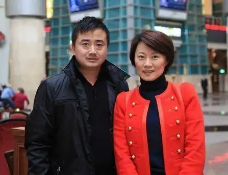 乡村爱情刘一水和永强娘结婚21周年老夫老妻浪漫送花
