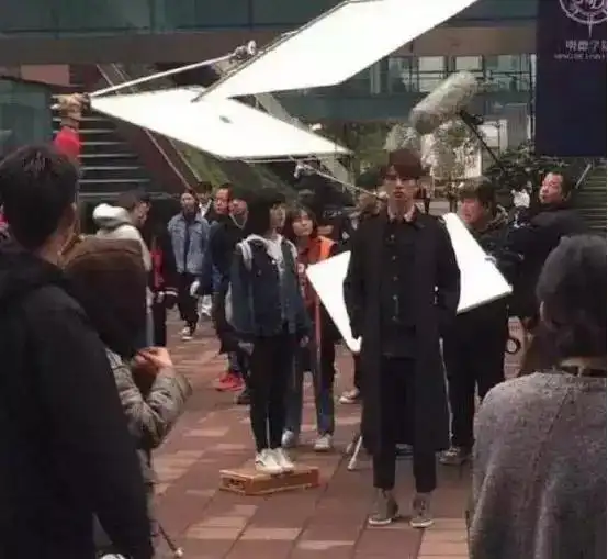 身高不够,鞋垫来凑有翡赵丽颖王一博成内增高夫妇
