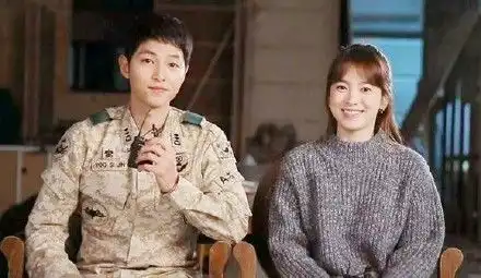 宋仲基这一动作超甜心超暖,每个热恋情侣都会有
