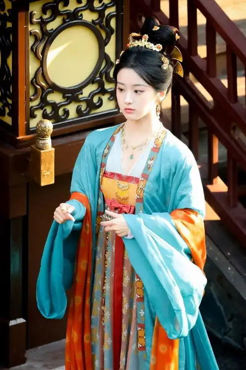 韶华若锦来袭,宋威龙古装扮相风度翩翩,包上恩扮相惊艳,水灵又贵气