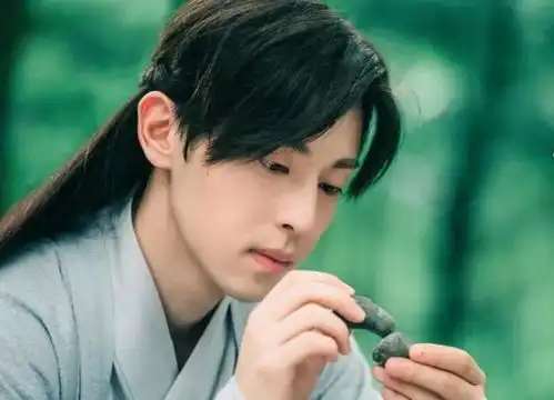 杨紫秦俊杰新戏撞档,各自虐恋,小情侣的竞争也很激烈