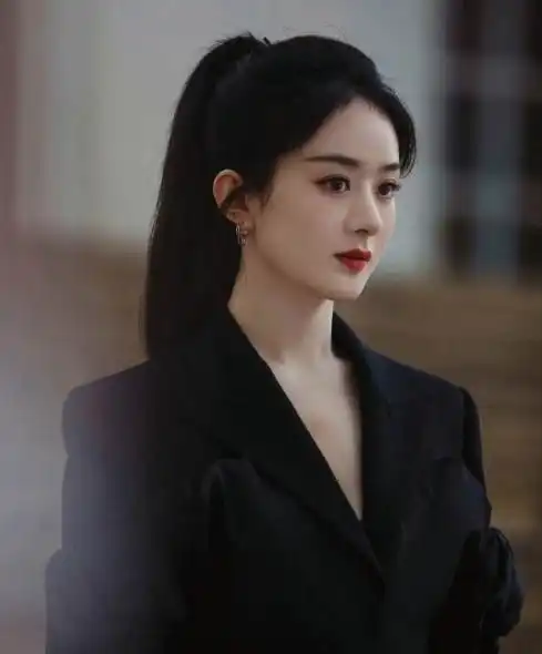 事实证明,36岁人间清醒的赵丽颖,已经走上了演员的另一条路