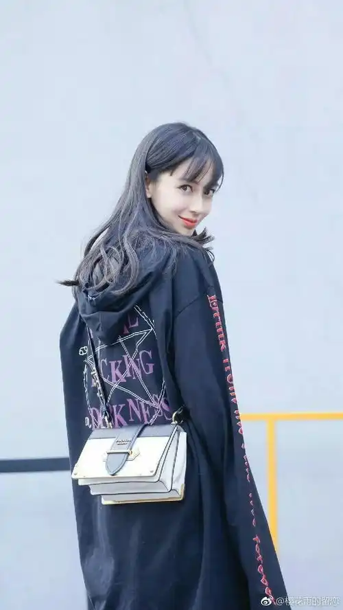 prada为了宣传这款盒子包还拍电影,这得卖多少才能赚的回成本