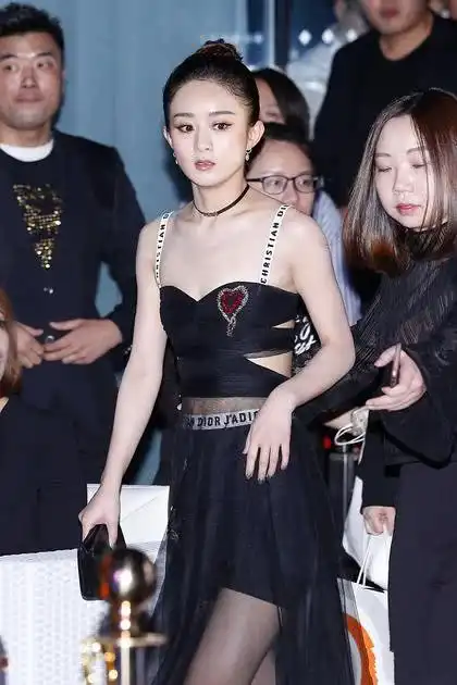 迪丽热巴的吊带裙很迷人,但相比赵丽颖,却少了不少魅力
