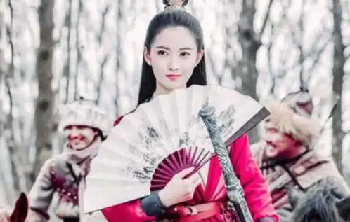 陈钰琪拍雨戏被淋到脱妆,素颜照被疯传,网友认真的吗