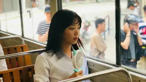 谭松韵王凯向风而行,厦门的秋天宛如仙境,期待新角色程潇顾南亭