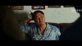 呆头呆脑小伙被绑架了结果用脚去解绳子差点没把人熏晕过去