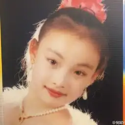 父亲微博晒杨幂旧照赵丽颖郑爽童年照曝光
