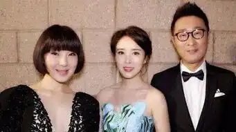 曾是春晚当红歌手,瘫痪在床只有未成年儿子照顾,靠流食补充体力