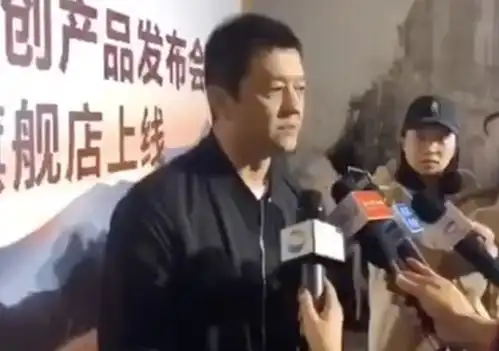 李亚鹏张纪中笑傲江湖牌匾下合影,疑要回归娱乐圈复出拍戏