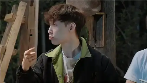 张艺兴改编什么是快乐星球,何炅正吃着蛋糕呢,瞬间腿都软了