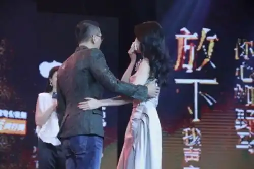 他是洪金宝徒弟,黑客帝国每年都给他分红,刘亦菲当场认做他妹妹