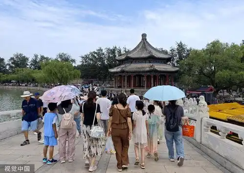 北京持续闷热天气颐和园游人如织