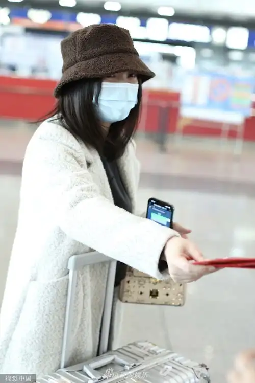 组图柳岩机场给粉丝发红包签名大方亲切实力宠粉