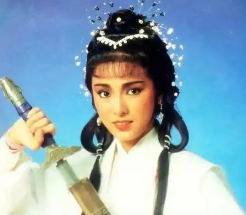 69岁米雪医美整容到大变样,穿红西装年轻时髦,只是认不出