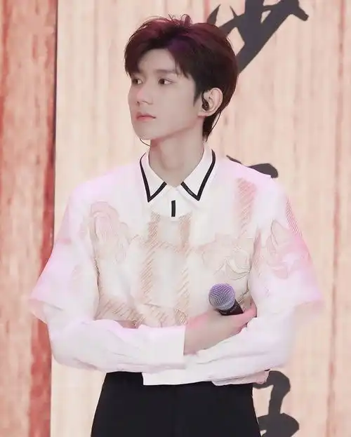 王源的颜值是有多高看到演出时舞蹈演员的反应,算是明白了
