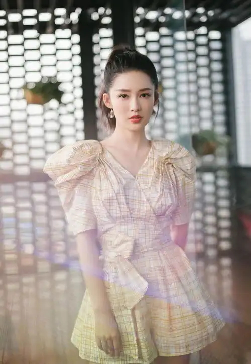 李沁为了美太拼了,连体短裤直接穿出门,小鸟腿好迷人