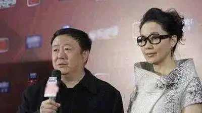 结婚19年不生孩子被抛弃,挤走原配嫁导演,如今65岁的她怎样了
