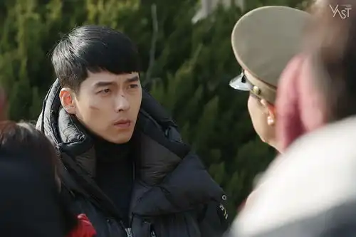 爱的迫降玄彬高清剧照大曝光颜值天才跨越边界线与心上人重逢
