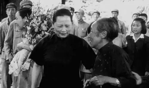 宋庆龄受邀开国大典,提出三个条件,伟人左右为难下做了什么决策