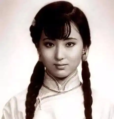 87版红楼梦的林黛玉陈晓旭未公开照片,简直太美了