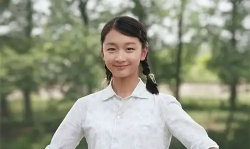 周冬雨出道十周年,晒自己小时候的照片,看起来像个男孩子
