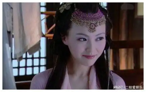 女星古装眉心坠造型,佟丽娅赵丽颖美艳十足,却还是输给她
