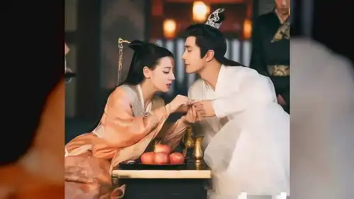 迪丽热巴高伟光床咚吻是怎么拍的看到幕后花絮,摄影师都懵了
