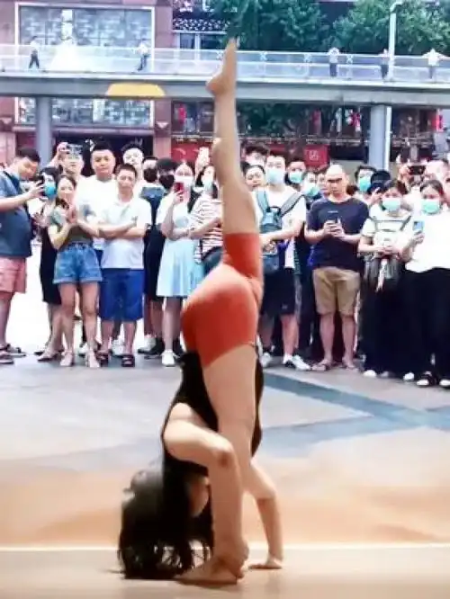 高难度动作台上一分钟台下十年功瑜伽厉害了小姐姐高手在民间柔术专业动作请勿模仿