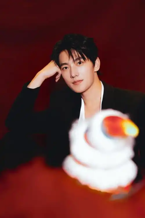 明星最新贺岁照,成毅杨洋刘宇宁檀健次杨紫张新成等惊艳眼球