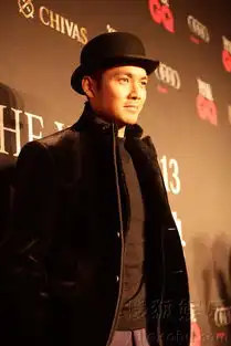 钟汉良颁奖北京某时尚活动与成龙亲密交谈
