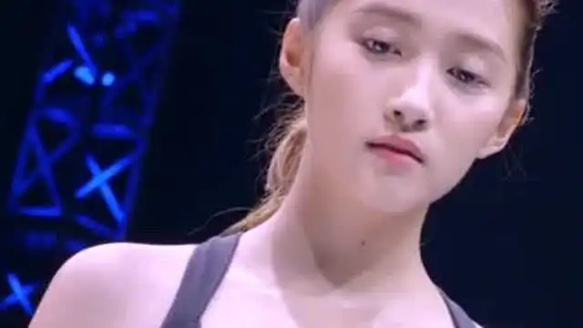 甜蜜暴击这个回旋腿太厉害了,一下子就把对手打倒
