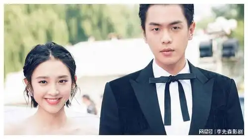 张若昀忙拍戏,唐艺昕带娃成超人妈妈,网友这家庭分工绝了