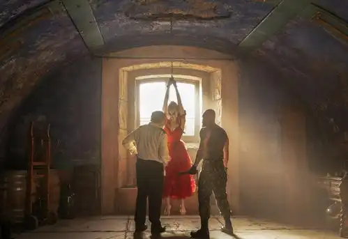 新自杀小队18个反派集结小丑女红裙白肤太抢镜,还被绑起来拷问