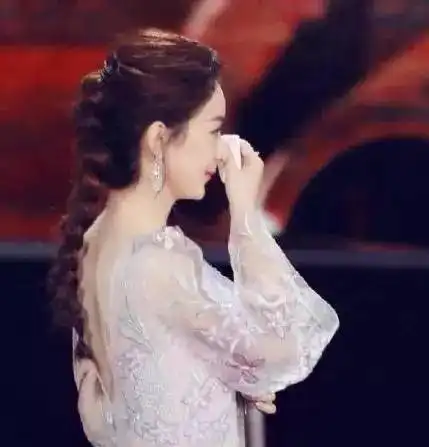 赵丽颖晒倾城时光剧照也被黑浅浅是杨幂专属,颖宝解释哭了
