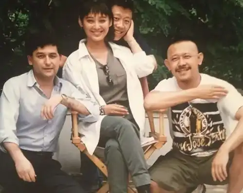 先爱上有夫之妇,后又喜欢上靓丽新人,娱乐圈的明星都这么开明

