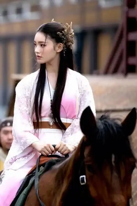 红衣的赵露思张扬又肆意,米芝华被这个小妖精撩拨的不要不要的马背
