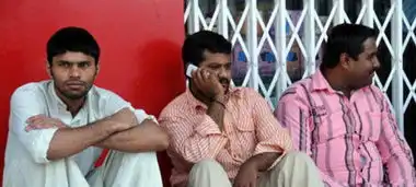 迪拜印巴劳工生活凄苦蜗居破旧闷热劳动营