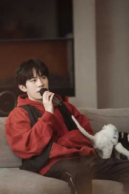 易烊千玺朋友请听好最新高清剧照送达小站音乐会以歌声暖心陪伴
