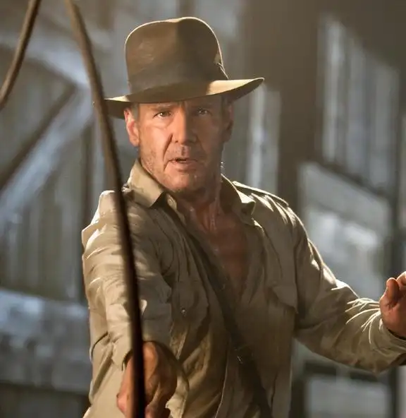 夺宝奇兵动作的巧妙剪辑和追踪镜头的使用增强战争的紧张感
