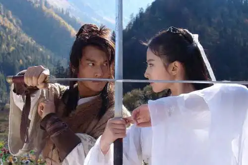 黄晓明为妈妈过节,家里挂着他和刘亦菲的剧照,这是要在一起了吗