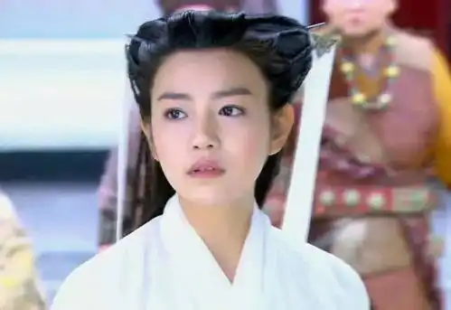 李若彤刘亦菲陈妍希三代小龙女古装有特点,旗袍谁更美
