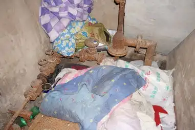 井底人家已被封堵北京井底人何去何从成谜
