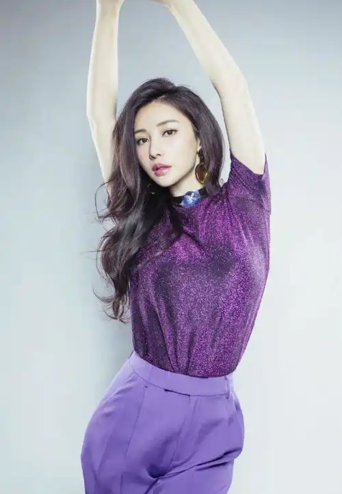 柳岩太敢搭配了,紫色上衣紫色西裤配黄色耳环,这个颜色好难驾驭