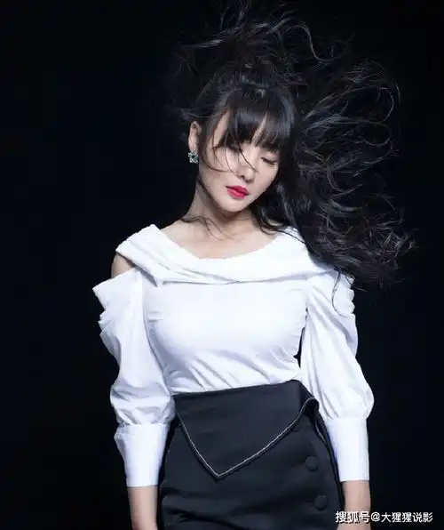 柳岩微博发了近日照片,是她穿的最保守穿法,网友还是盖不了