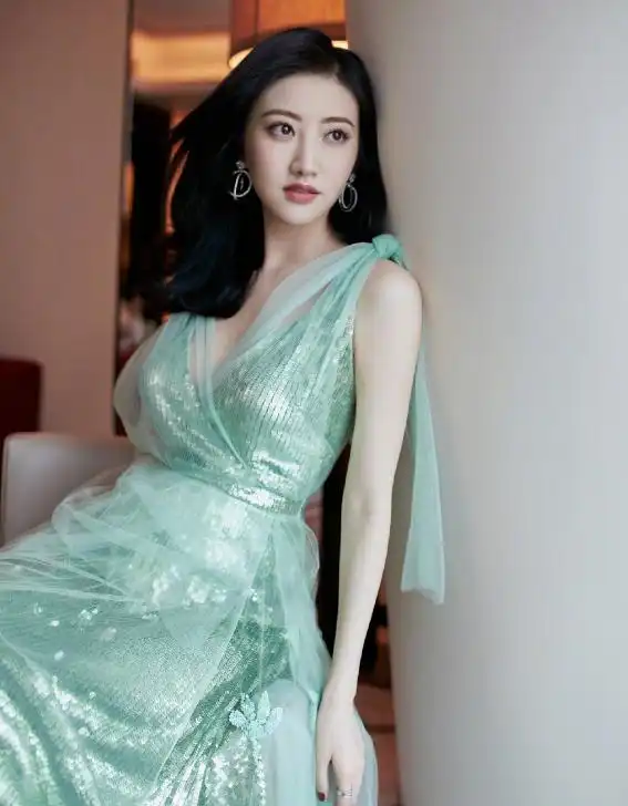 景甜穿礼服裙装出席活动,薄荷绿显小清新,眉眼间不失韵味
